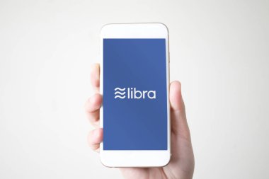 Eller simge Terazi Facebook cryptocurre ile akıllı telefon tutarak