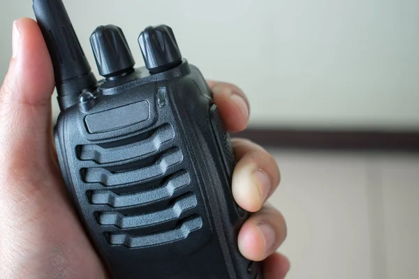 Mão segurando comunicação de rádio, close-up . — Fotografia de Stock