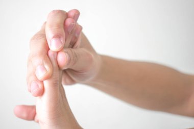 Kadın beyaz bir arka plan üzerinde izole ile el ağrısı vardır.