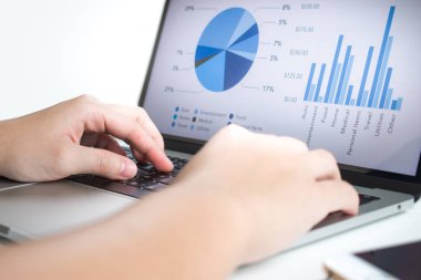 İş adamları istatistikleri analiz etmek için dizüstü bilgisayarlar kullanır. Şu prese bak.