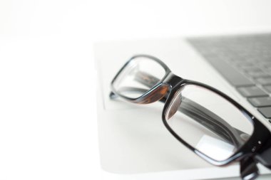 Bir dizüstü bilgisayarda yakın çekim gözlükler.