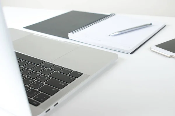 Nowoczesne białe biurko z laptopem i notebookiem. — Zdjęcie stockowe