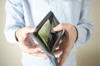 Erkekler cüzdanından para küçük bir miktar var.