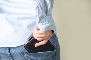 Cüzdan arka cebinde.