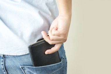 Arka planda izole edilmiş arka cebinizde çanta