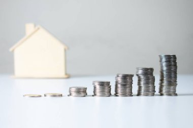 Masadaki bozuk para yığınına yakın çekim. Finansal ve bankacılık con