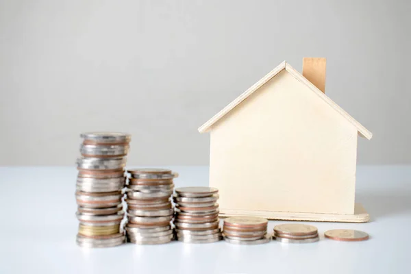 House models and coins on the table, saving money to buy a house — Stock Photo, Image