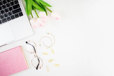 Ofis masası. Dizüstü bilgisayar ile kadın moda, gül buketi, hayır