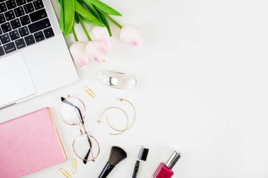 Ev ofis çalışma alanı. Kadın modası. gül buketi, notebo