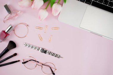 Kadın aksesuarları pembe pastel pembe kağıt üzerinde düz yalan. Ile 