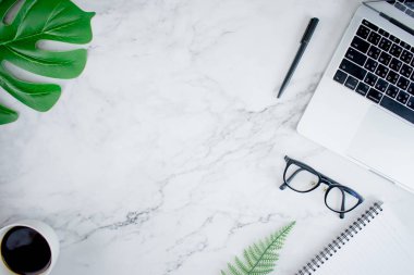 Aksesuarları ile beyaz mermer çalışma masası, beyaz bir bac üzerinde çalışma