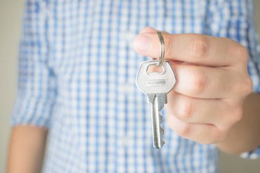 Asyalılar anahtartutan mavi ekose gömlek giymek, yakın.