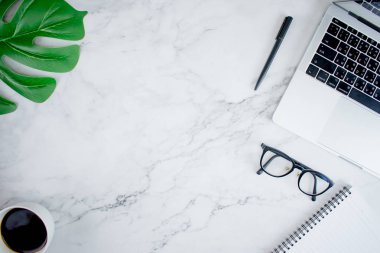 Dizüstü bilgisayar, yaprak, gözlük ile Modern mermer ofis ev ofis masası