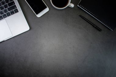 Bilgisayar, malzeme ve kahve fincanı ile ofis masası. Üstte görünüm zekâsı