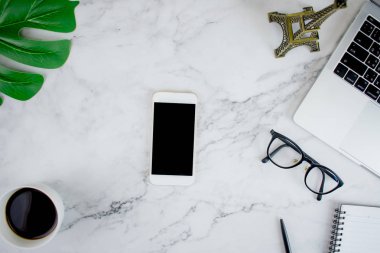 Akıllı telefon, yaprak, dizüstü bilgisayar, gözlük, c ile beyaz mermer çalışma masası