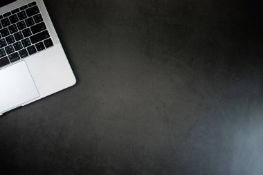 Modern siyah masa, dizüstü bilgisayar ile genç iş adamları