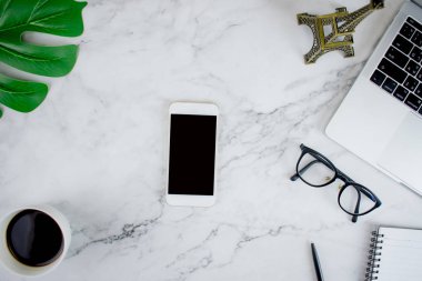 Akıllı telefon ve fotokopi alanı ile warble çalışma masasıüst görünümü, fla