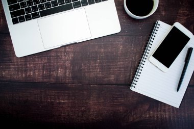 Aksesuarları ile ahşap ofis masası. Kopyalama alanı ile üstte görünüm.