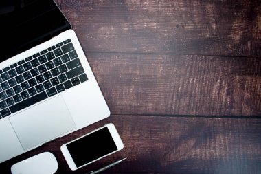 Genç bir işadamı için bir dizüstü bilgisayar ile aksesuarları üst görünümü