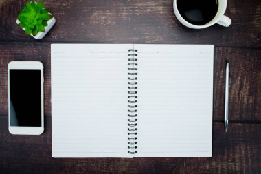 Ahşap masa üzerinde boş bir dizüstü bilgisayar ile çalışma alanı.