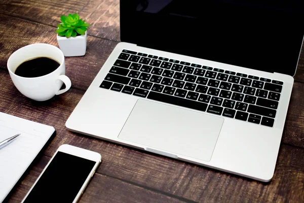 ahşap bir masada dizüstü bilgisayar mockup ile çalışma alanı.