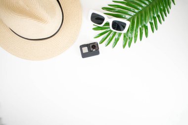 Plaj şapkası, bir yaprak ve beyaz bir backgr bir kamera ile güneş gözlüğü