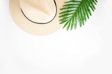 Beyaz arka plan üzerinde izole yaprakları plaj şapkası. En iyi görünüm