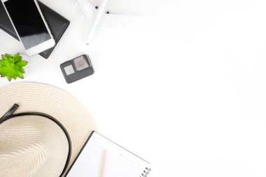 Kopyalama alanı ile beyaz arka plan üzerinde gezginler için aksesuarlar.