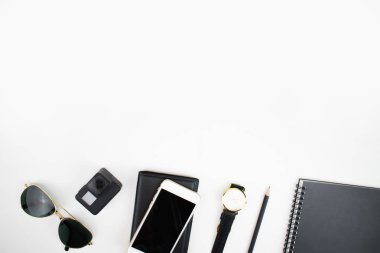 Beyaz arka plan üzerinde gezginler için aksesuarlar wa ile komple