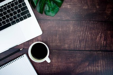 Dizüstü bilgisayar, kahve, pe ile üst görünüm ofis masası ahşap masa