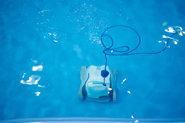 O robô está limpando a piscina. Conceito de piscina de manutenção . — Fotografia de Stock