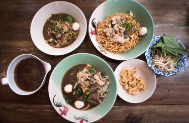 Asya şehriye çorbası ile sığır eti köfte taze sebze ile woo