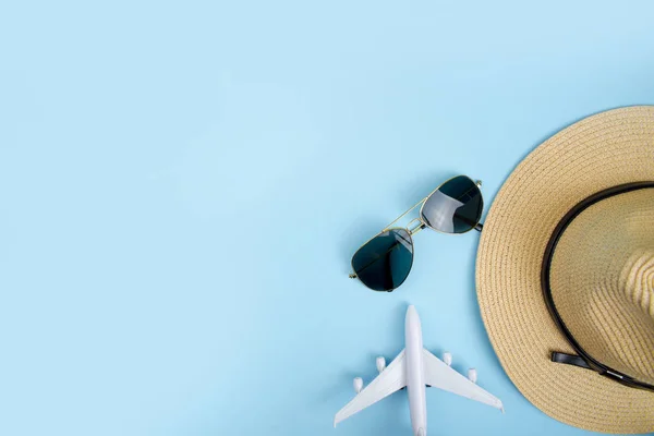 Accesorios y objetos de viaje de verano sobre un fondo azul — Foto de Stock