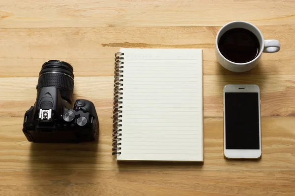 Nejlepší výhled na fotografa, dřevěný stůl s fotoaparátem, NoteB — Stock fotografie
