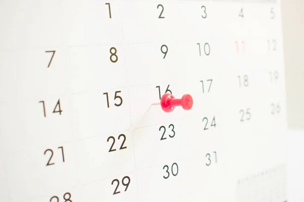 Pin un perno rosso nel calendario con messa a fuoco selezionabile . — Foto Stock