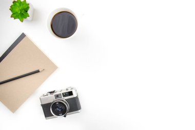 Aksesuarlar, dizüstü bilgisayarlar, film kameraları ve coff içeren modern masalar