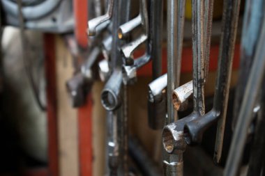 Profesyonel araba tamircisi için aletler ve aksesuarlar. Yakın çekim.