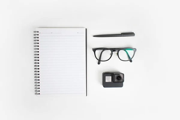 A notebookok, poharak, toll és kamera elrendezésének felülnézete. I — Stock Fotó
