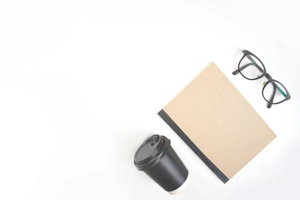 Biała przestrzeń robocza notebooka, kawy i okularów — Zdjęcie stockowe
