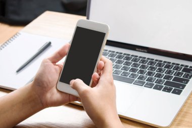 Akıllı telefon ekranının yakın çekim görüntüsü çalışma da siyah 