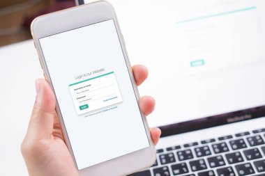Akıllı telefon ve dizüstü bilgisayar ekranının ekranı,