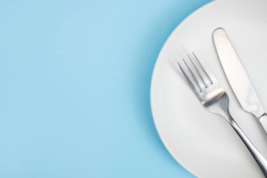 Mavi arka planda bir kaşık ile üst görünüm plaka. Yakından kapatın. Wi