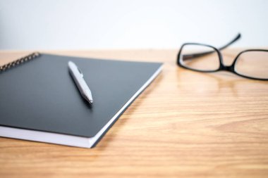 Yakın çekim, dizüstü bilgisayar, kalem ve göz glas ile iş masası yan görünümü