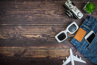 En üstte turist aksesuarları olan kot pantolonlar, düz yatıyordu.