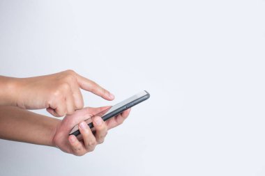 Yakından bakınca Asyalılar akıllı telefon kullanıyor. İzole edilmiş.