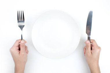 Üst görünümde plaka ve kaşık, izole edilmiş beyaz arkaplan.