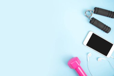 Dambılı spor aksesuarları, akıllı telefonlar, kulaklık.