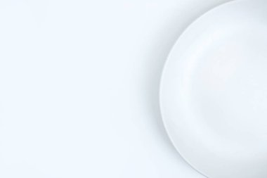 Kopyalama alanı olan beyaz bir arkaplanda boş bir tabak.