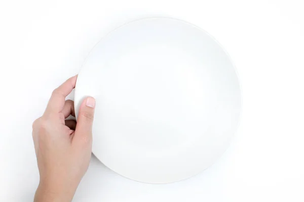Üst manzara, beyaz arka planda beyaz bir tabağı tutan el, Clos — Stok fotoğraf