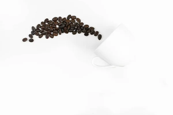Белая чашка кофе и кофейная фасоль на белом бэкграунде — стоковое фото